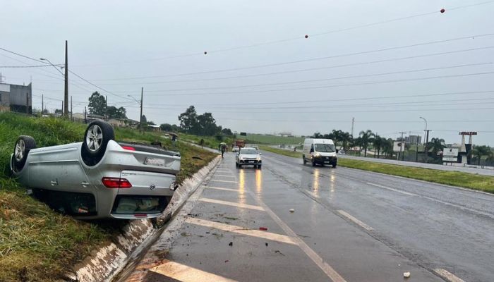 Jovem é atropelado após carro aquaplanar na BR-467 em Cascavel